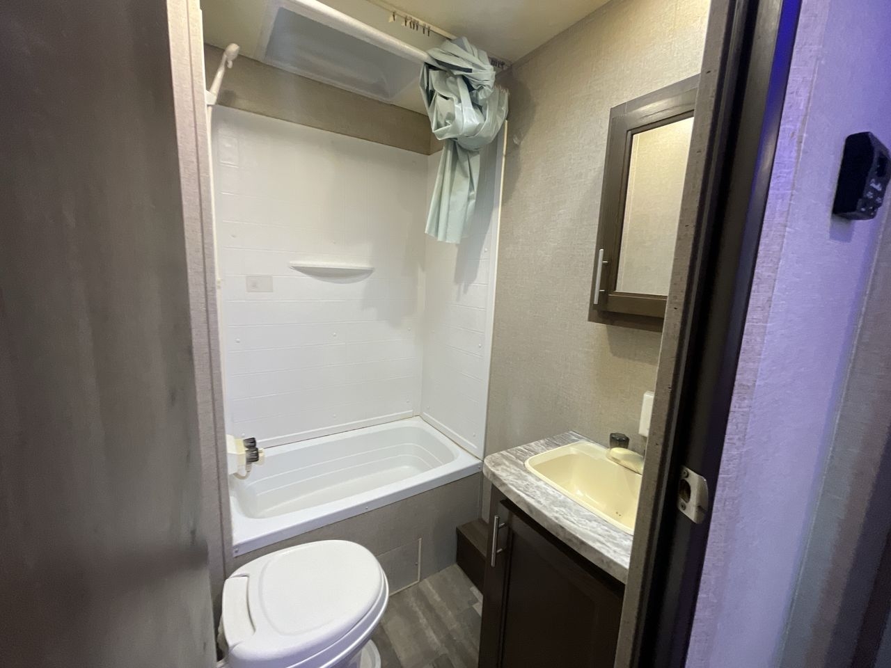 2019 FOREST RIVER SHASTA 27BH