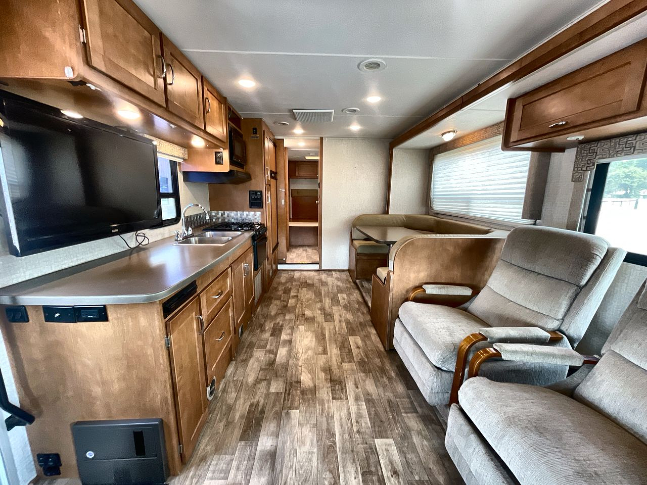2018 WINNEBAGO MINNIE WINNIE 31K