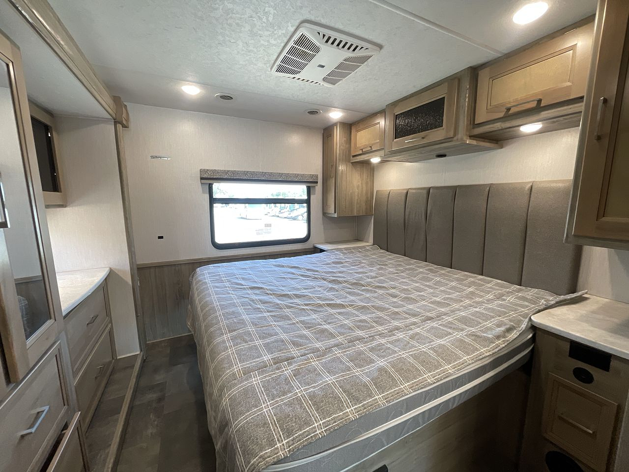 2019 COACHMEN MIRADA 350S