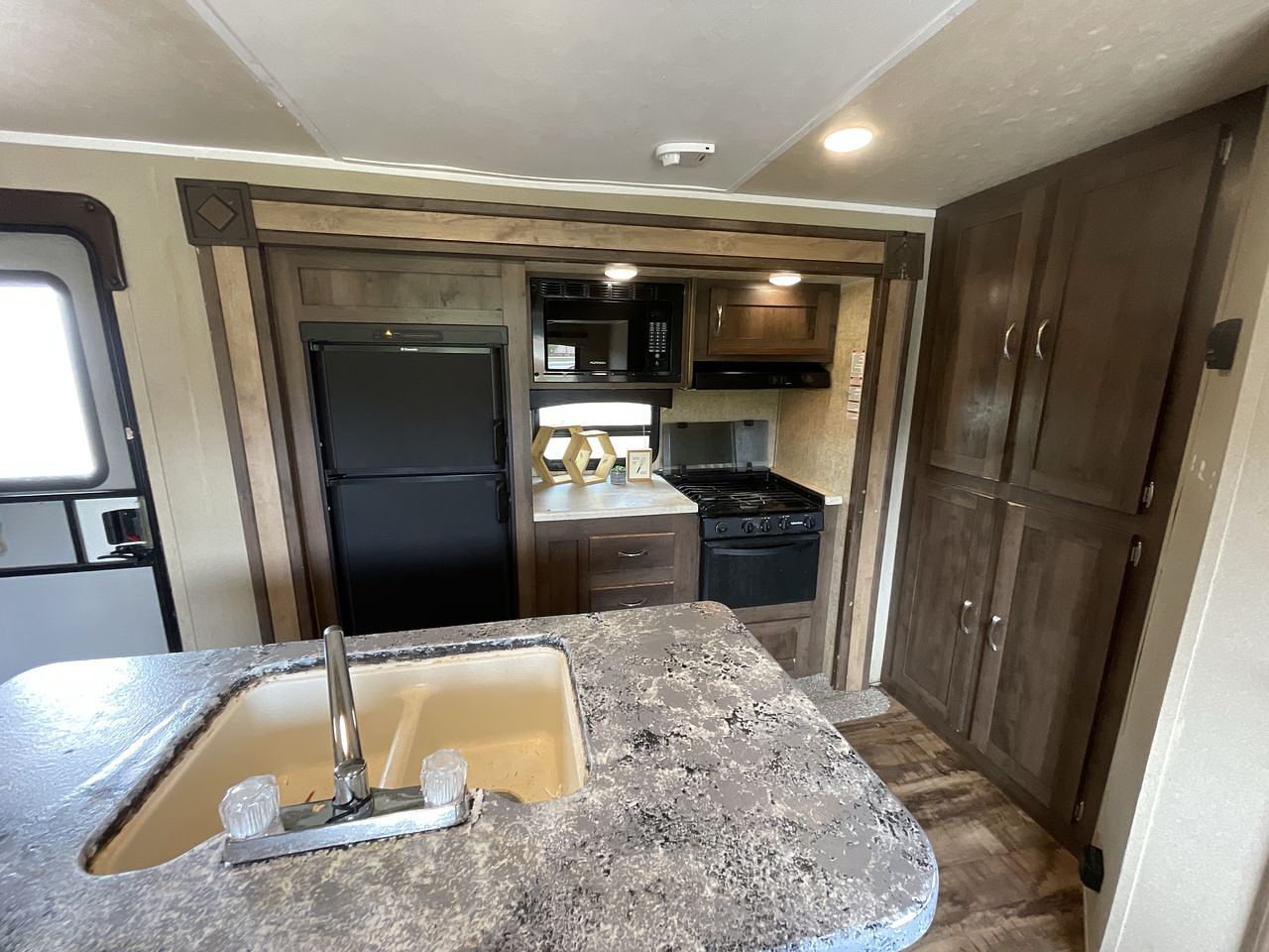 2017 FOREST RIVER PUMA 32DBKS