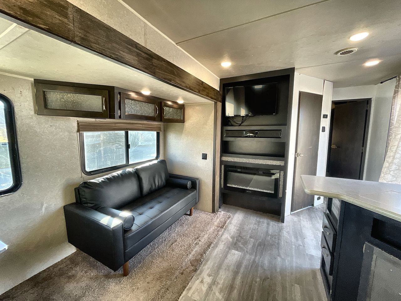 2019 FOREST RIVER PUMA 38DBS