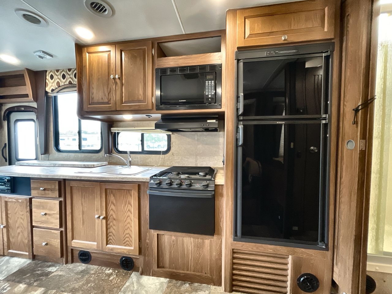 2017 COACHMEN LEPRECHAUN 319DSF