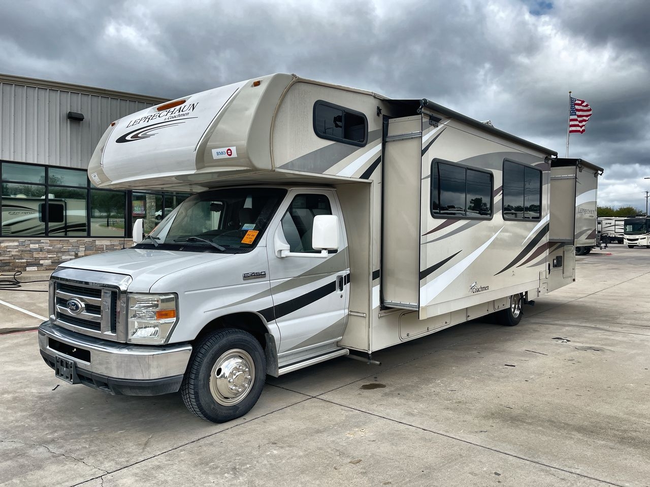 2017 COACHMEN LEPRECHAUN 319DSF