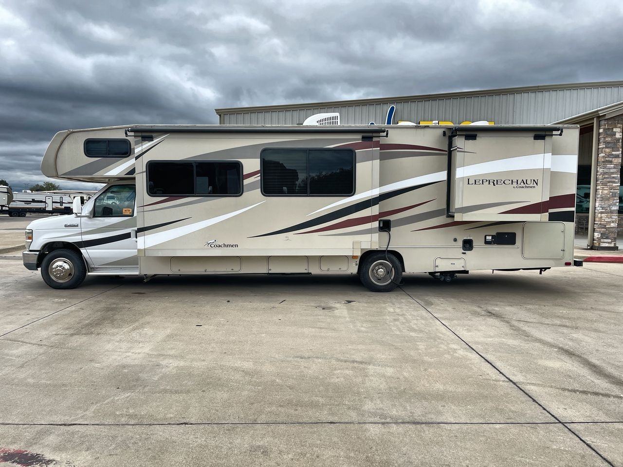 2017 COACHMEN LEPRECHAUN 319DSF