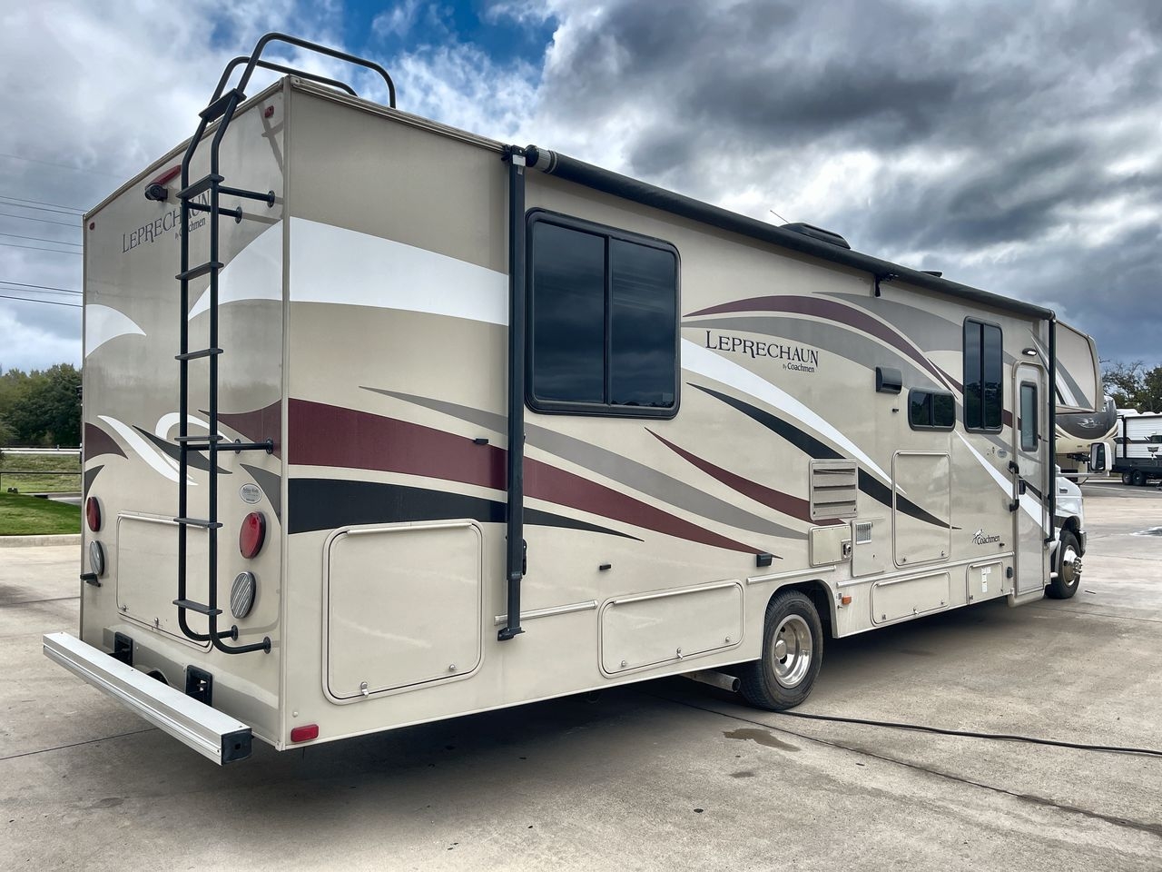 2017 COACHMEN LEPRECHAUN 319DSF