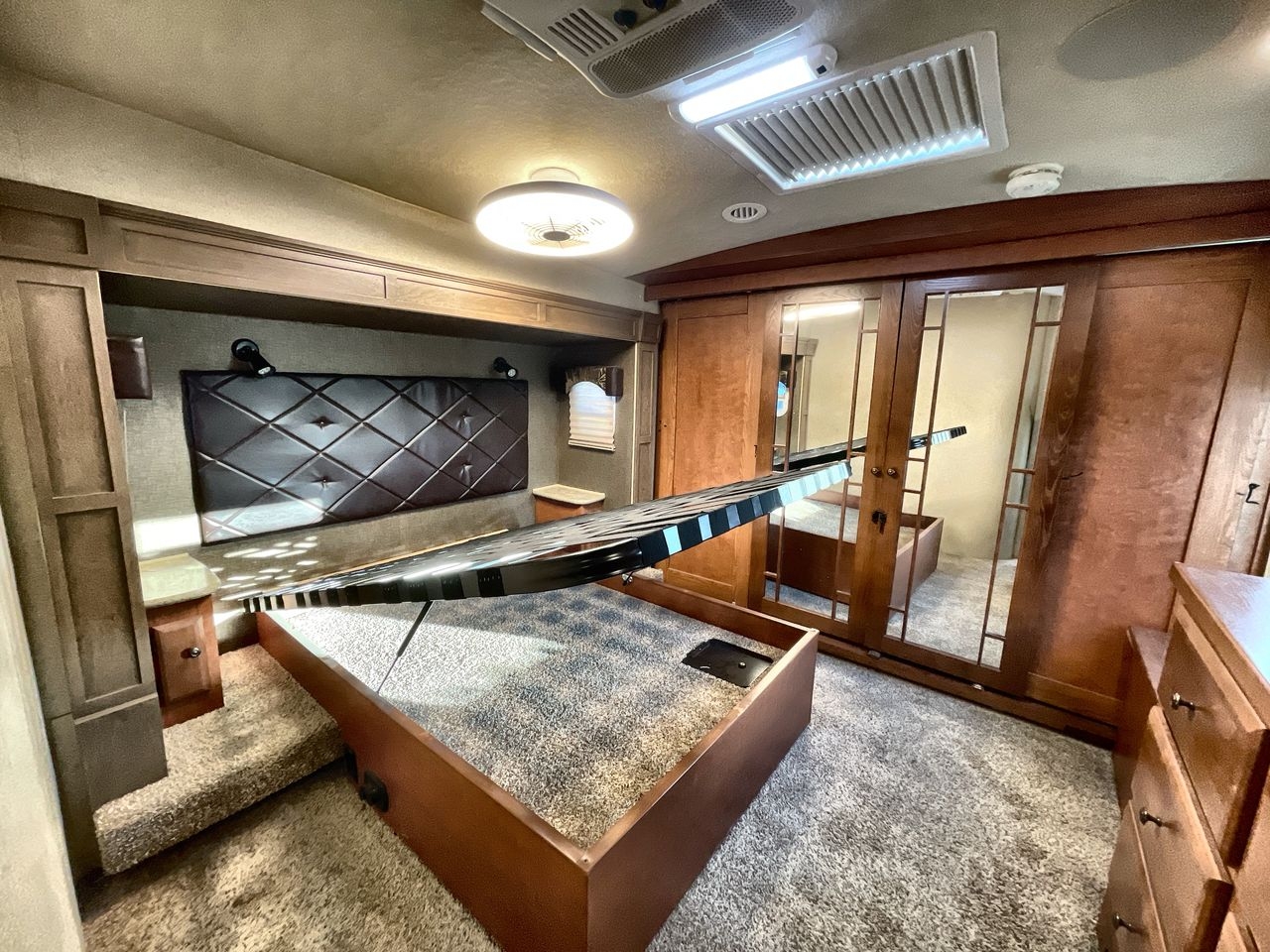 2018 NORTHWOOD ARCTIC FOX 32-5M