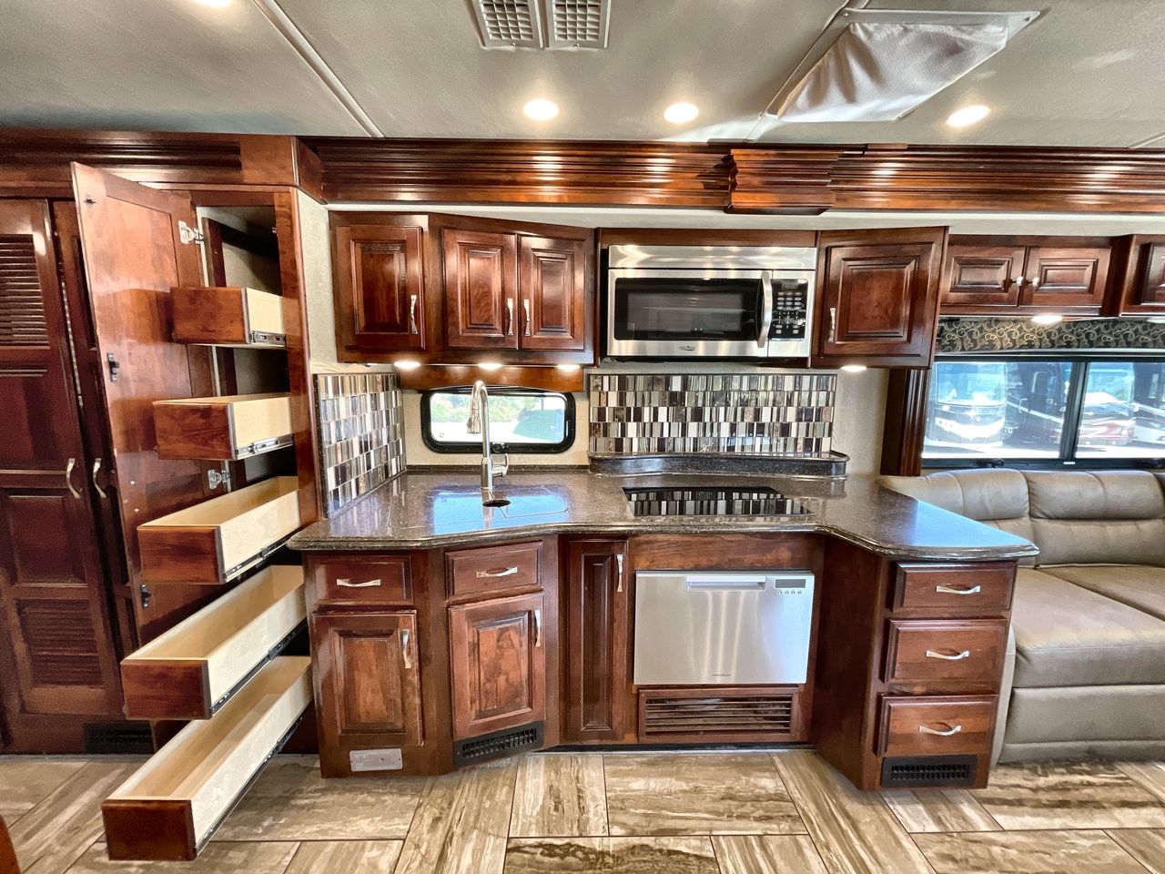 2018 FLEETWOOD DISCOVERY LXE 40D