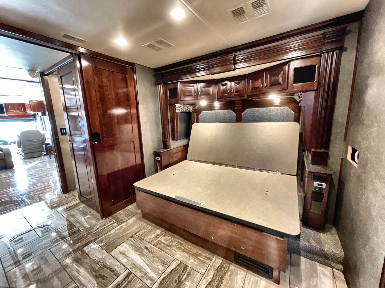 2018 FLEETWOOD DISCOVERY LXE 40D