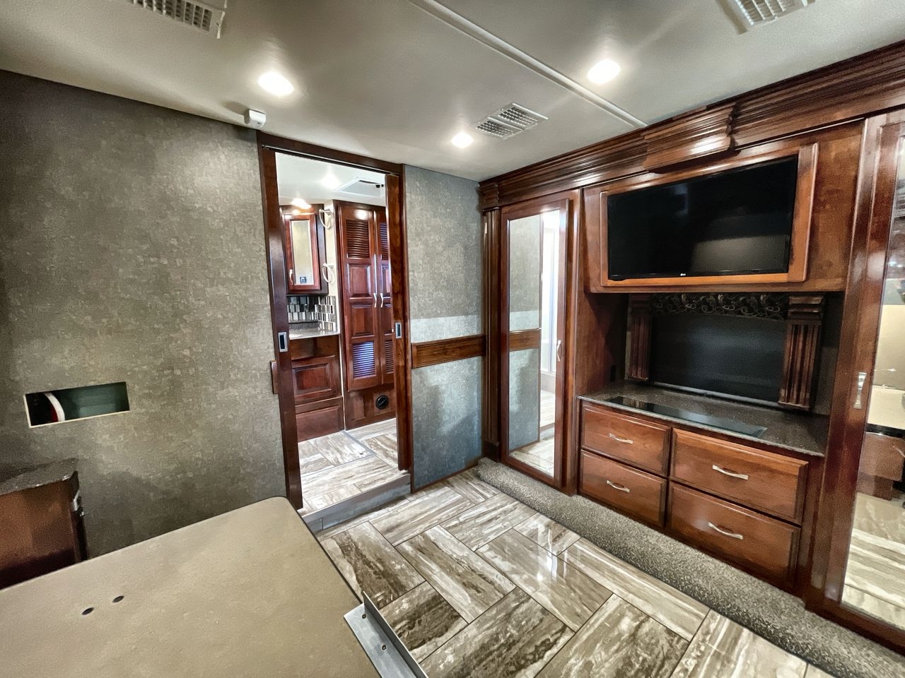 2018 FLEETWOOD DISCOVERY LXE 40D