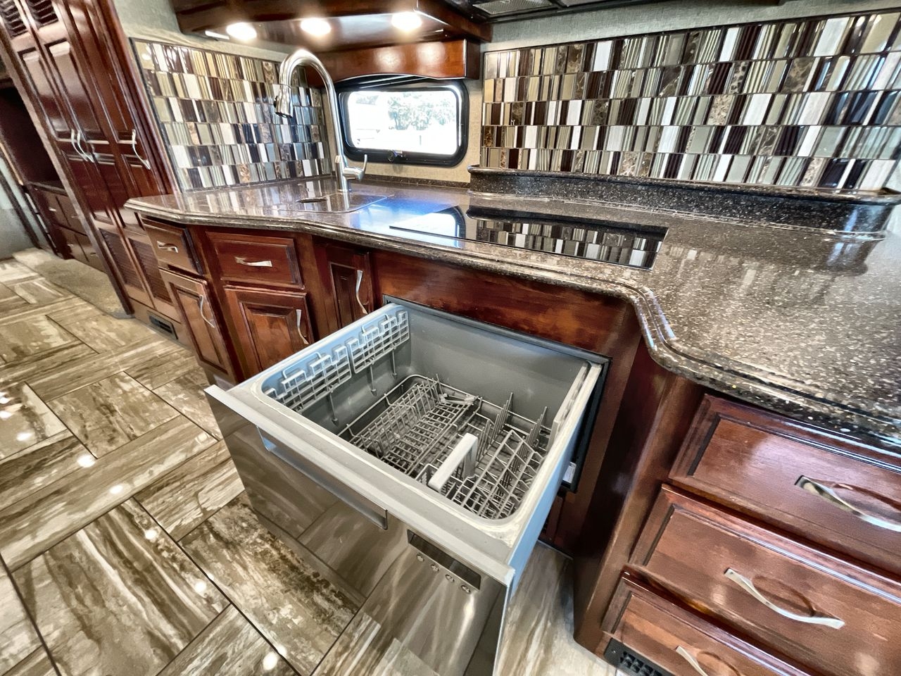 2018 FLEETWOOD DISCOVERY LXE 40D