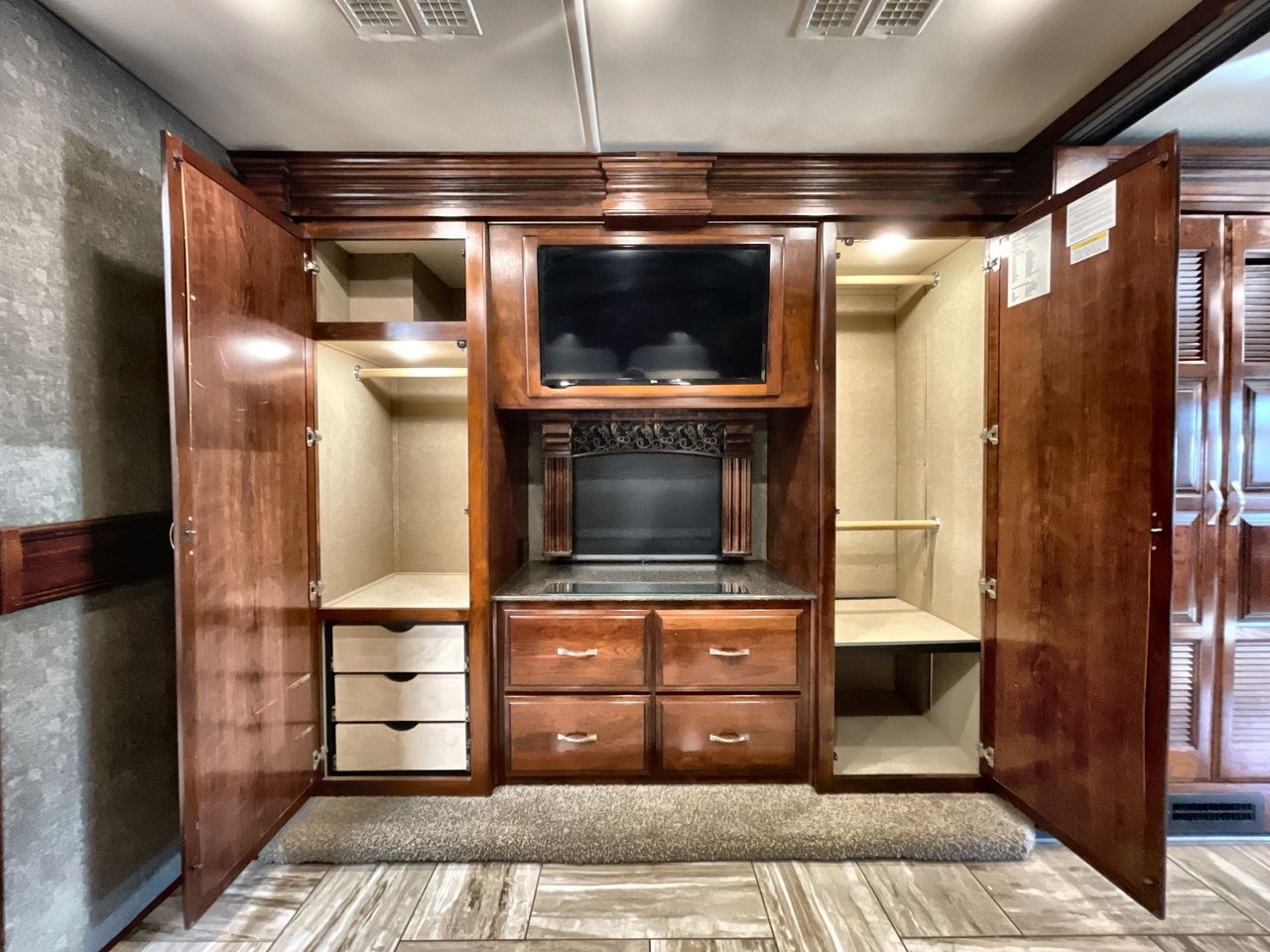 2018 FLEETWOOD DISCOVERY LXE 40D