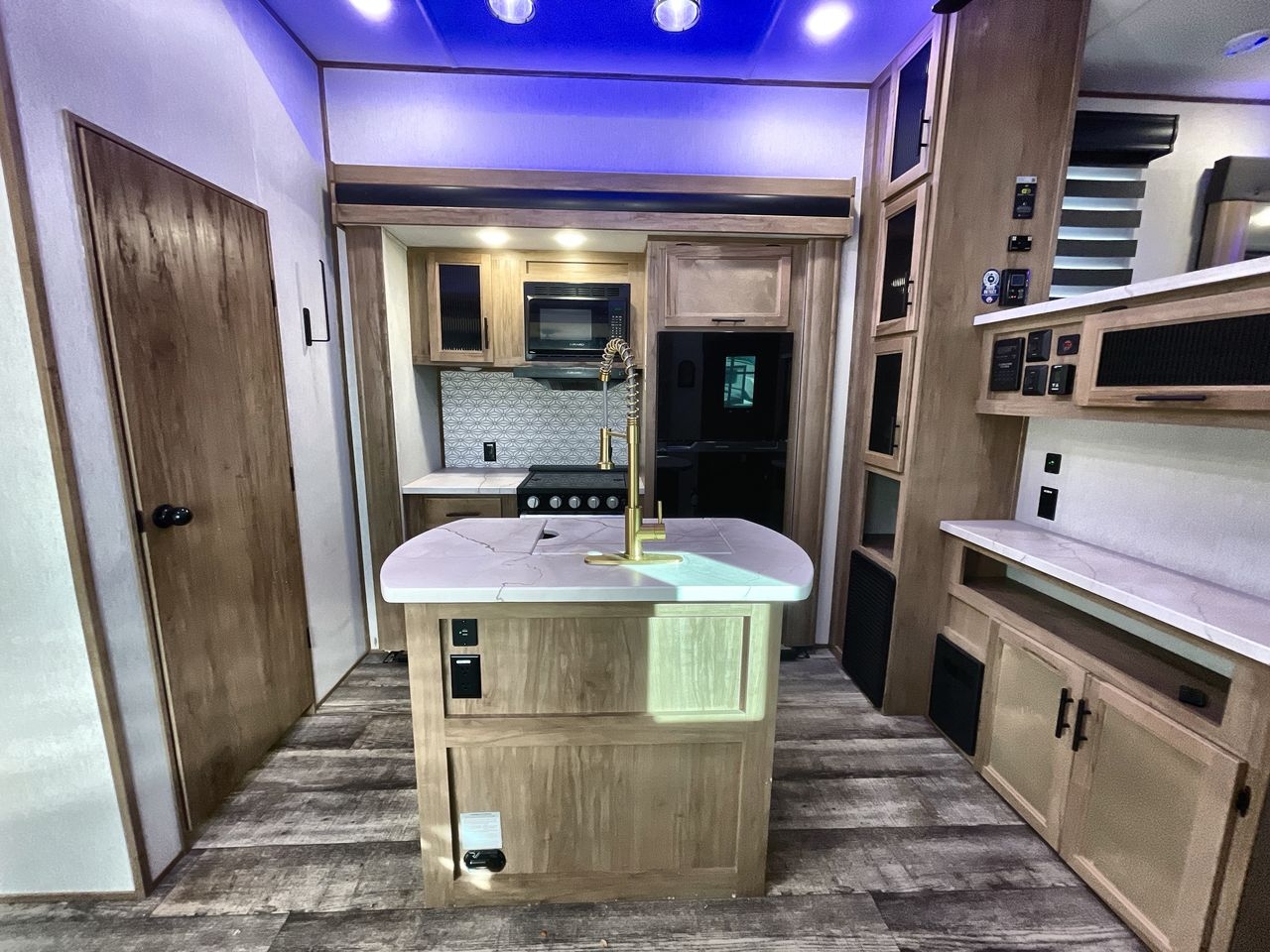 2023 FOREST RIVER CHEROKEE 3910SUITE