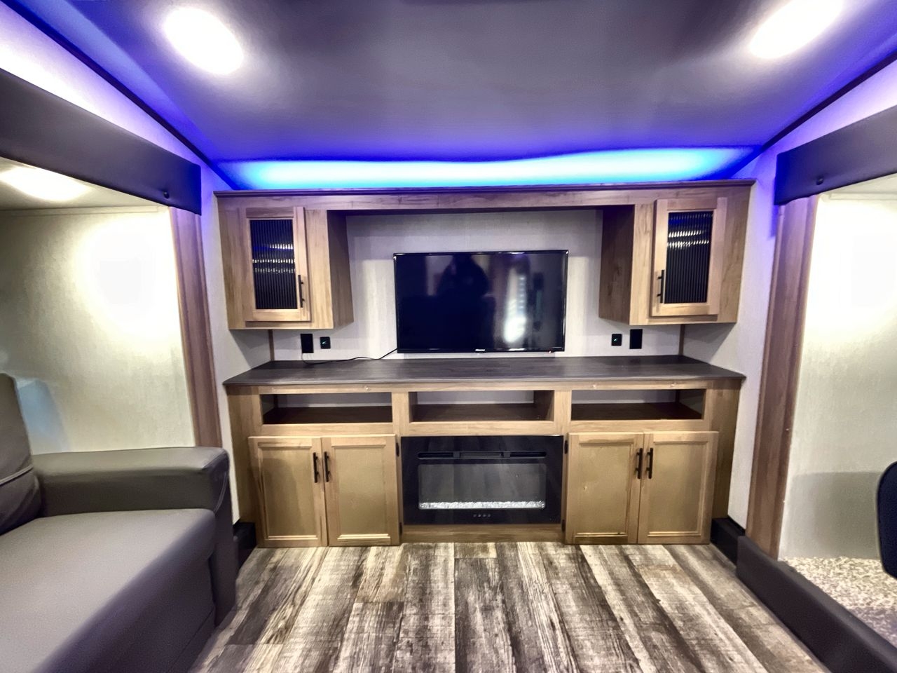 2023 FOREST RIVER CHEROKEE 3910SUITE