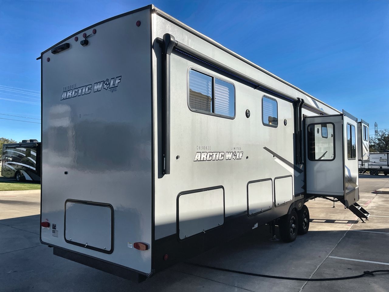 2023 FOREST RIVER CHEROKEE 3910SUITE