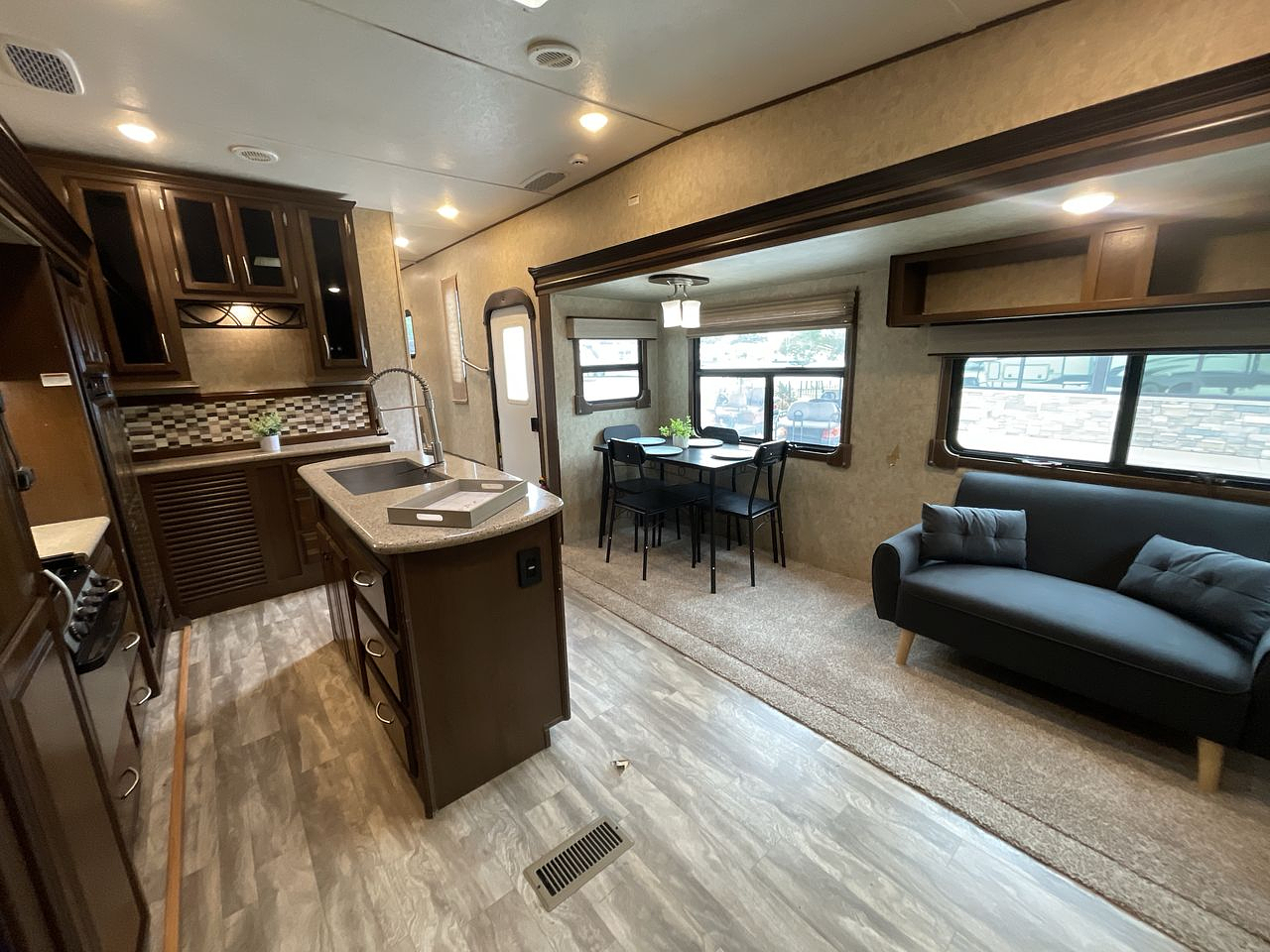 2018 CRUSADER 337QBH
