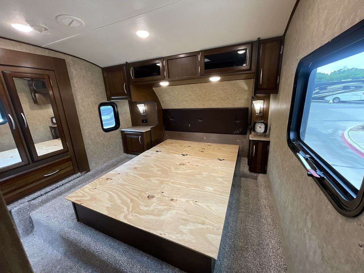 2018 CRUSADER 337QBH
