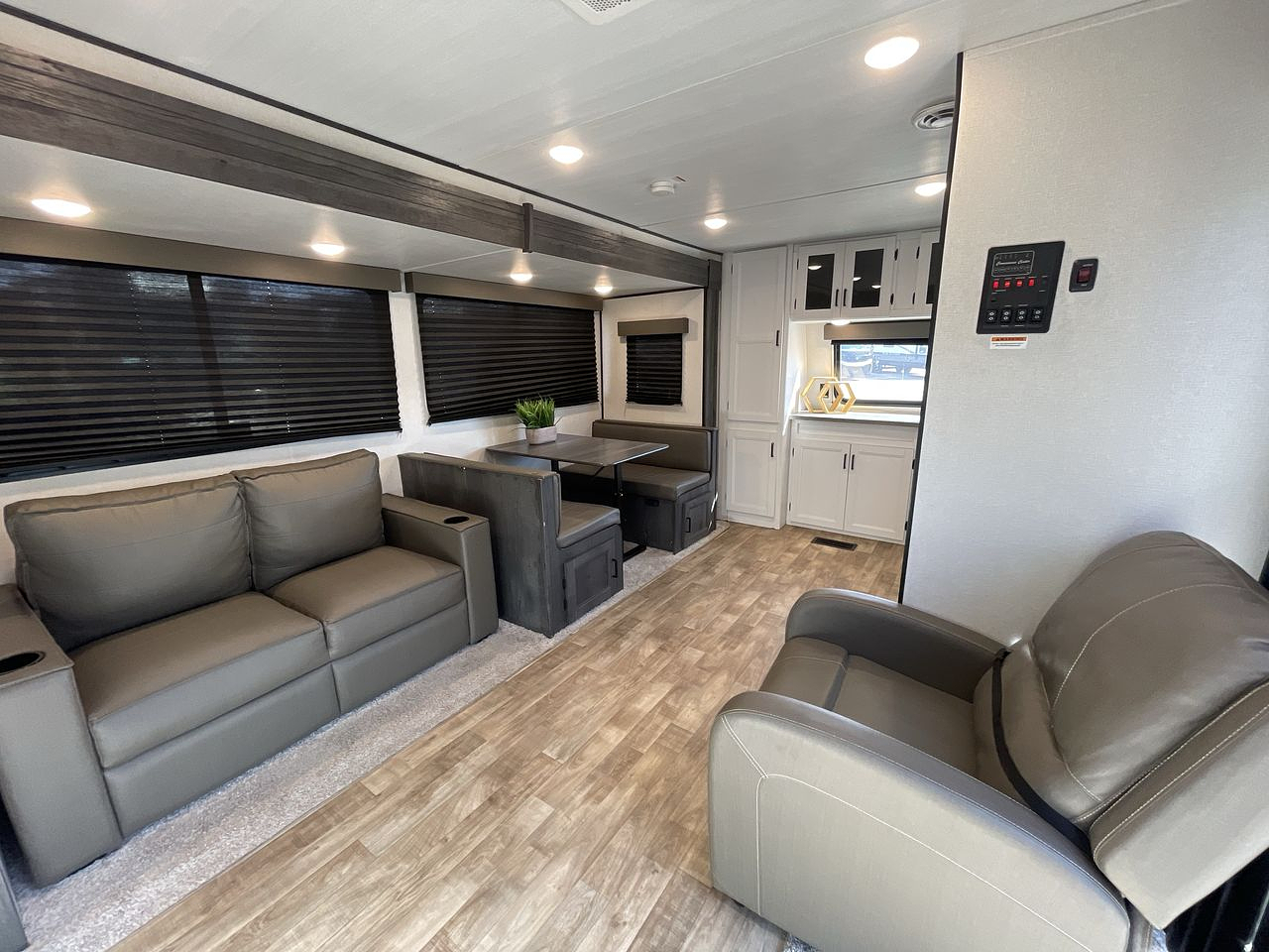 2023 KEYSTONE HIDEOUT 38FKTS