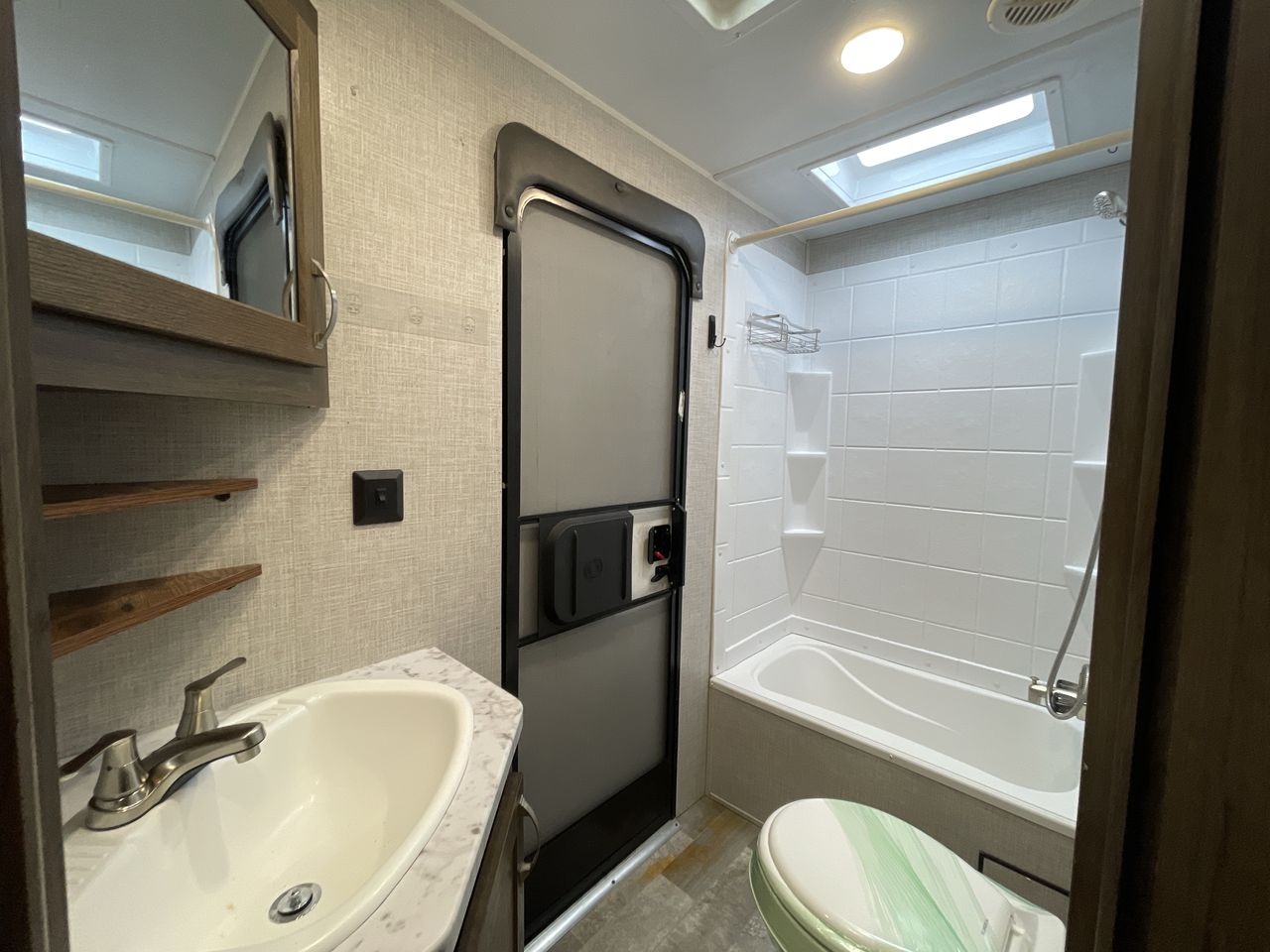 2021 EAST TO WEST DELLA TERRA 271BH