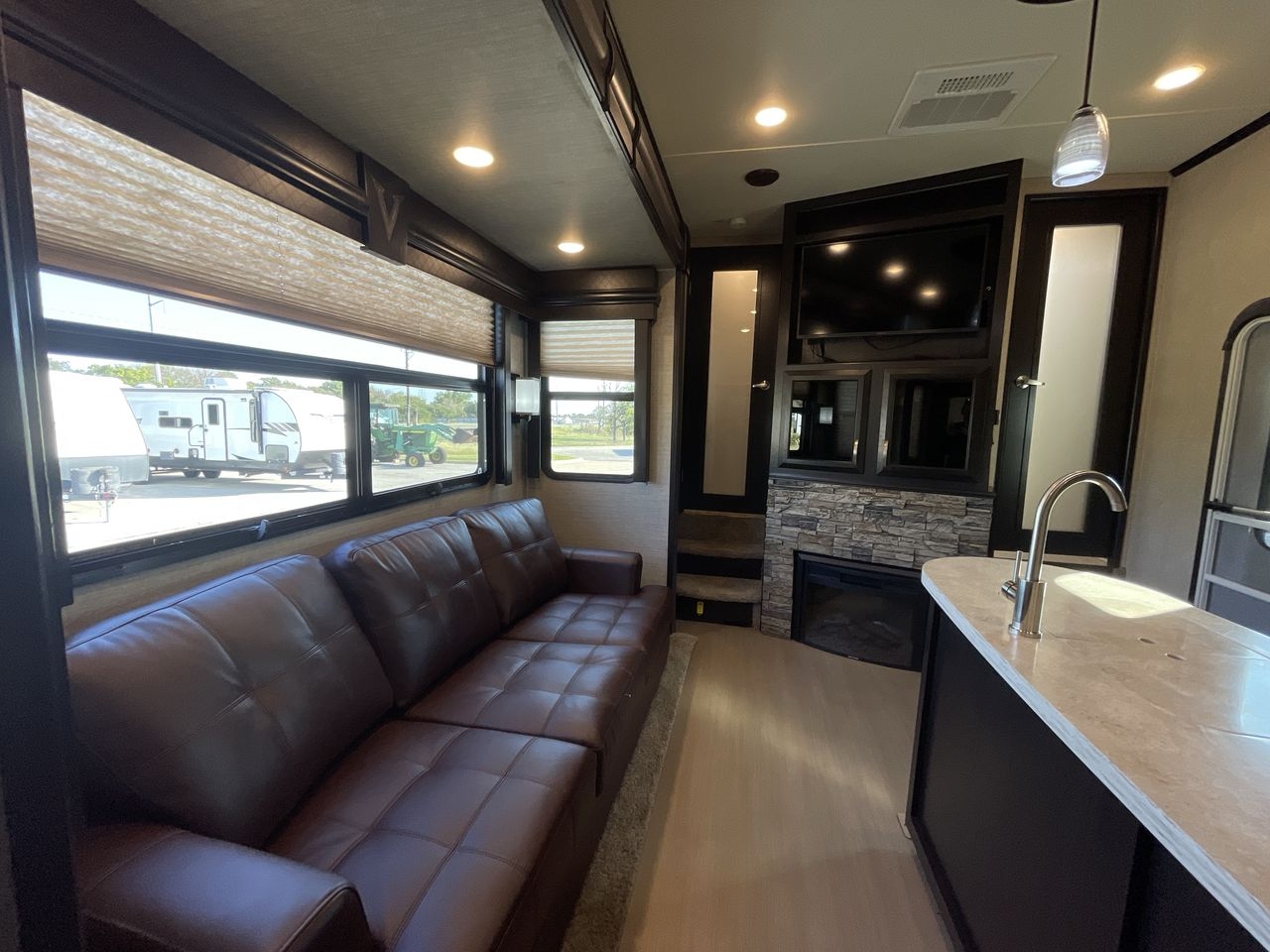 2017 DUTCHMEN VOLTAGE 3305