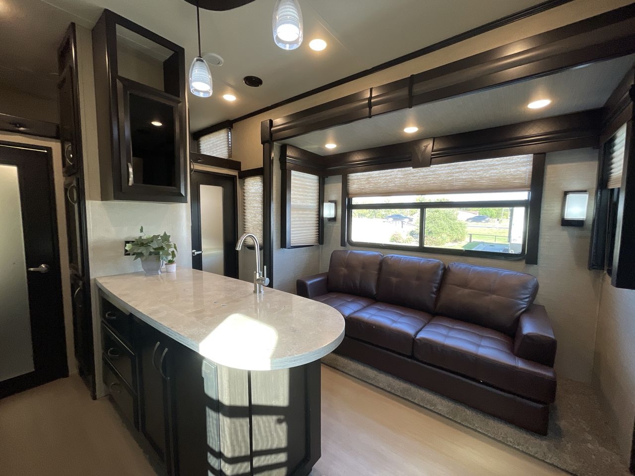 2017 DUTCHMEN VOLTAGE 3305