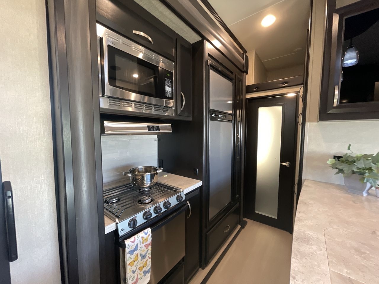 2017 DUTCHMEN VOLTAGE 3305