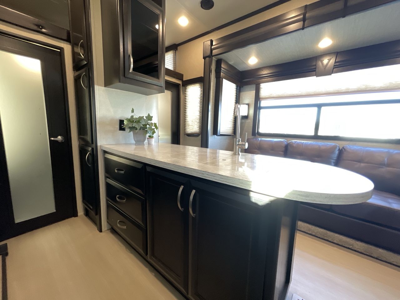 2017 DUTCHMEN VOLTAGE 3305