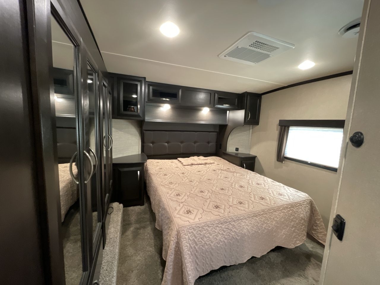 2017 DUTCHMEN VOLTAGE 3305