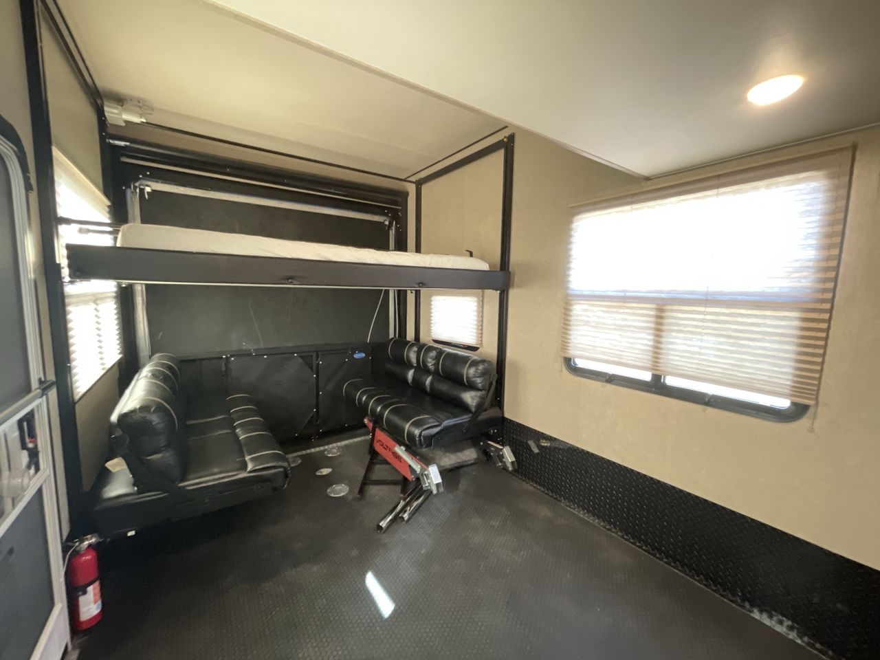 2017 DUTCHMEN VOLTAGE 3305