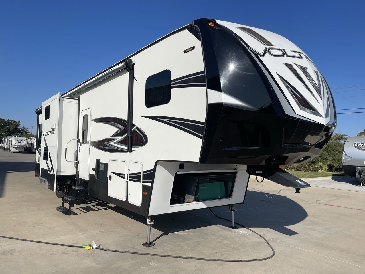 2017 DUTCHMEN VOLTAGE 3305