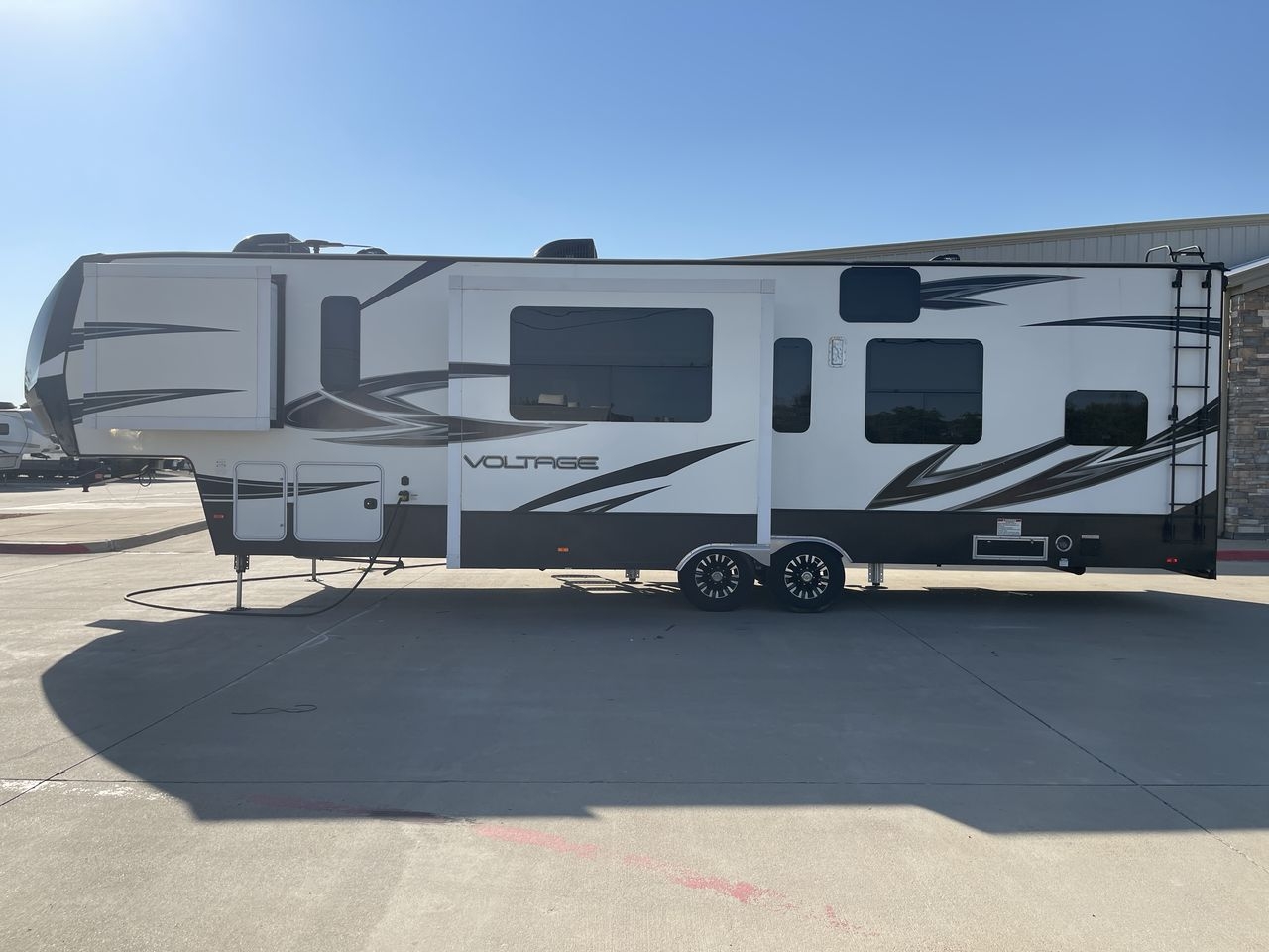 2017 DUTCHMEN VOLTAGE 3305