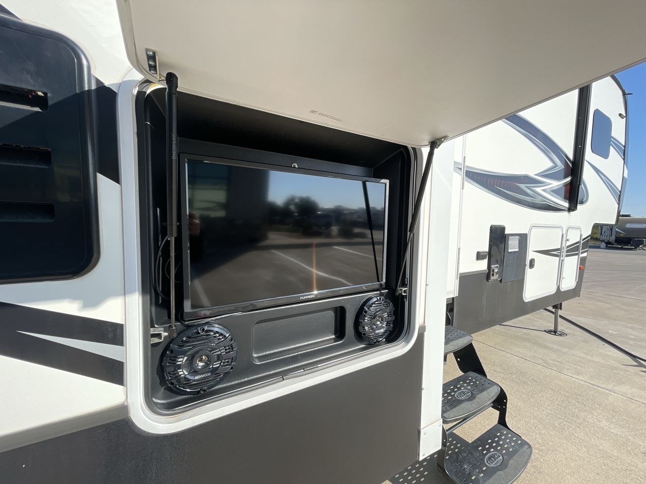 2017 DUTCHMEN VOLTAGE 3305