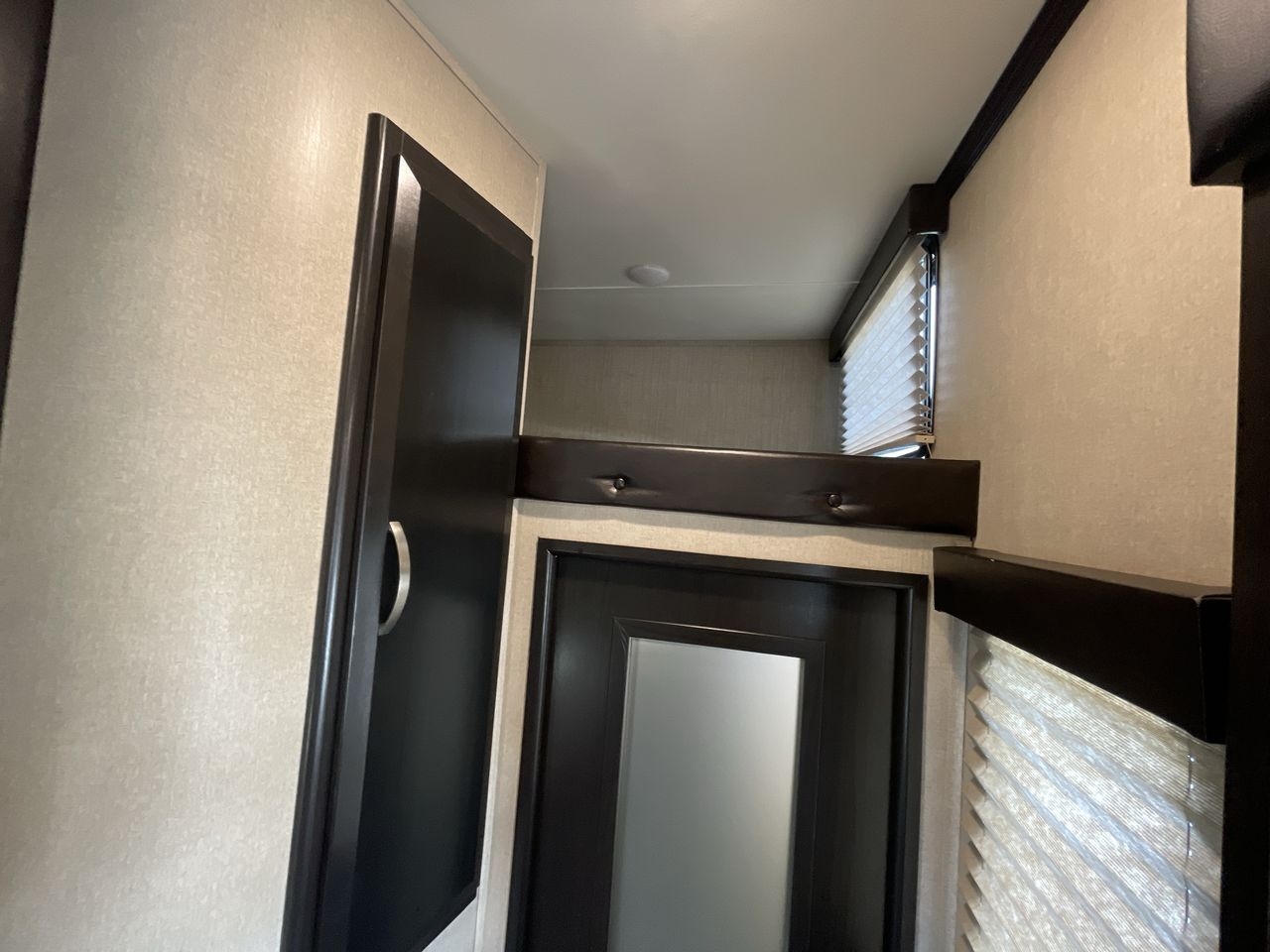 2017 DUTCHMEN VOLTAGE 3305