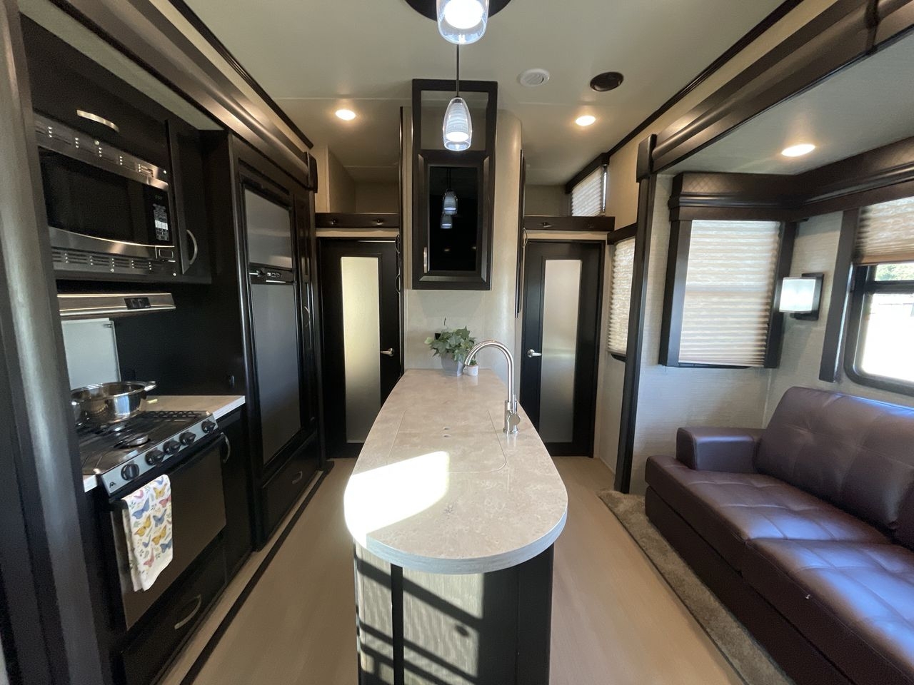 2017 DUTCHMEN VOLTAGE 3305