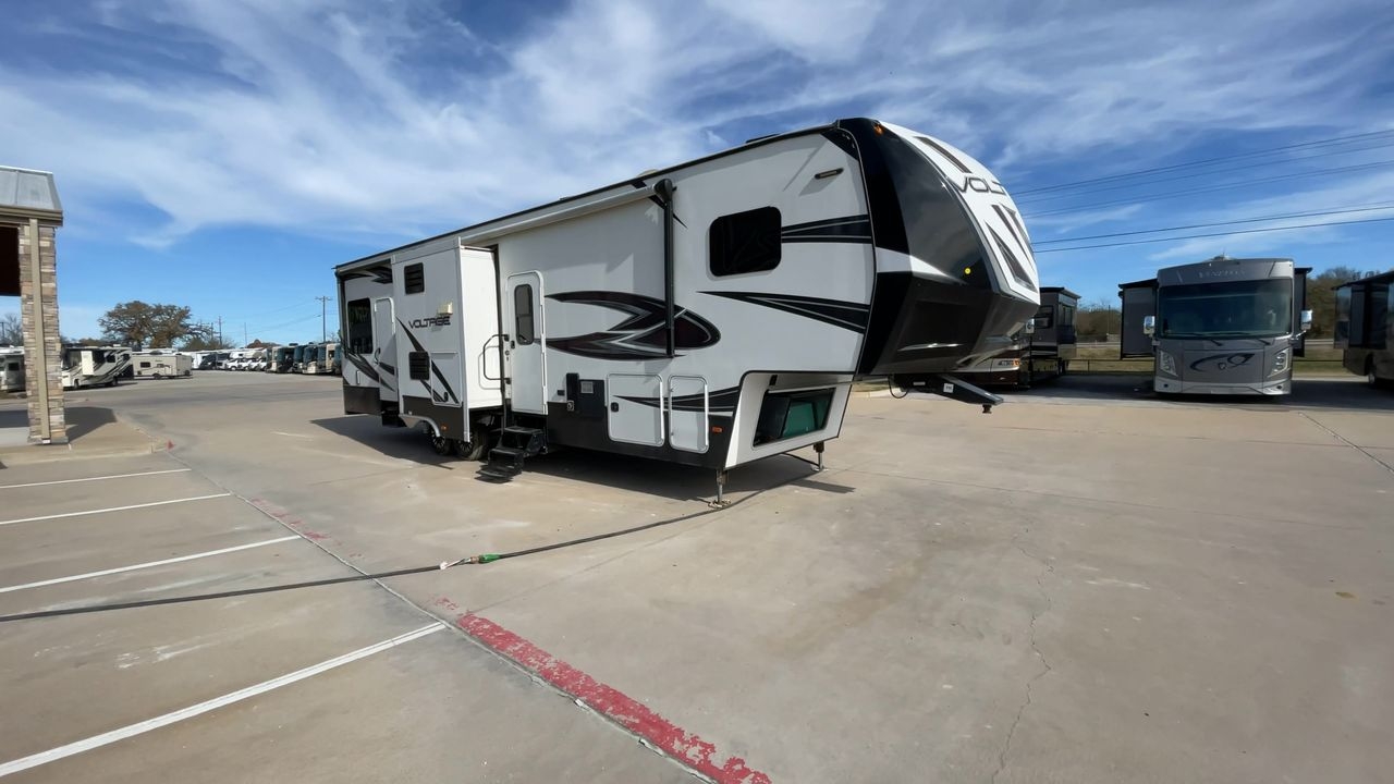 2017 DUTCHMEN VOLTAGE 3305