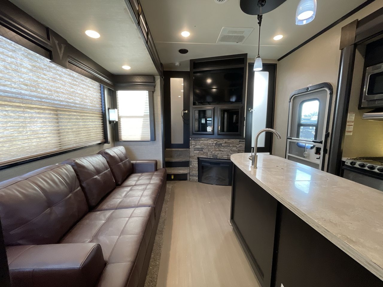 2017 DUTCHMEN VOLTAGE 3305