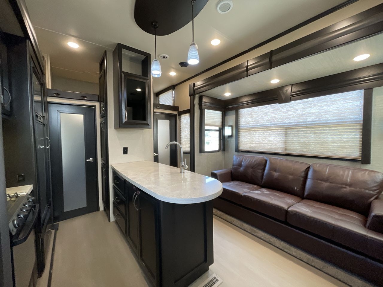 2017 DUTCHMEN VOLTAGE 3305