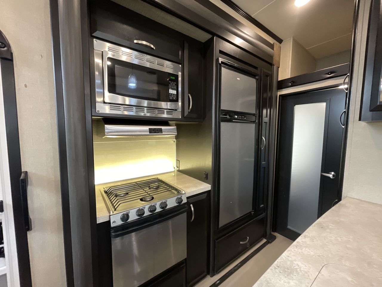 2017 DUTCHMEN VOLTAGE 3305