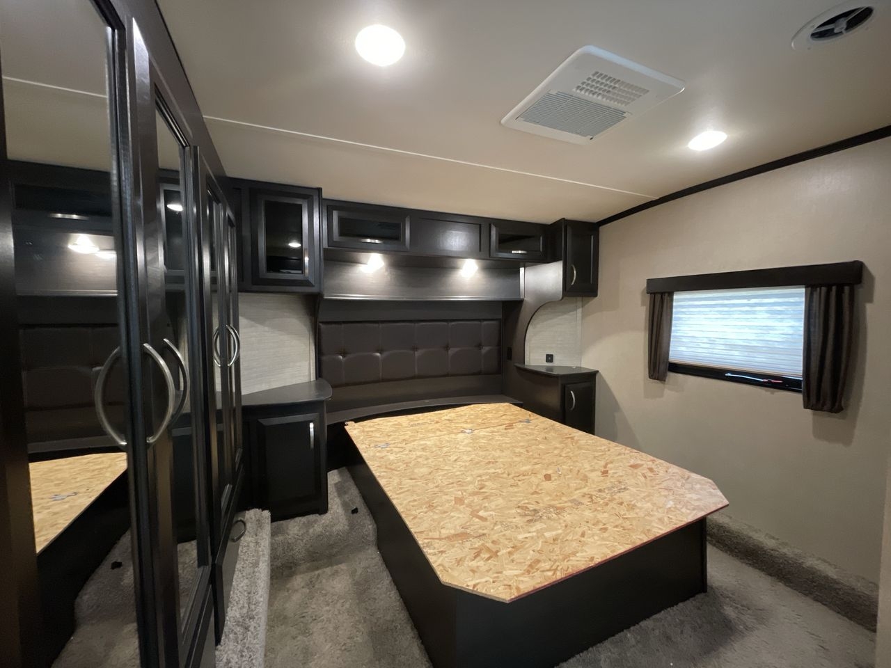 2017 DUTCHMEN VOLTAGE 3305