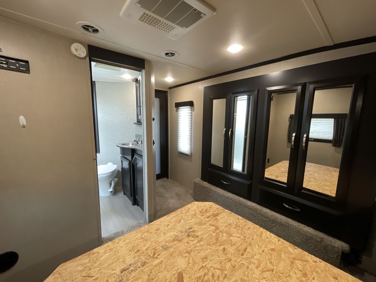 2017 DUTCHMEN VOLTAGE 3305