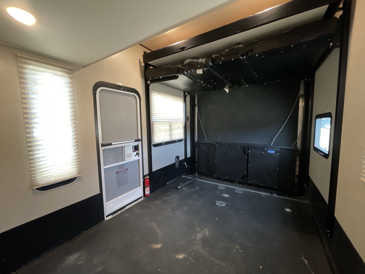 2017 DUTCHMEN VOLTAGE 3305