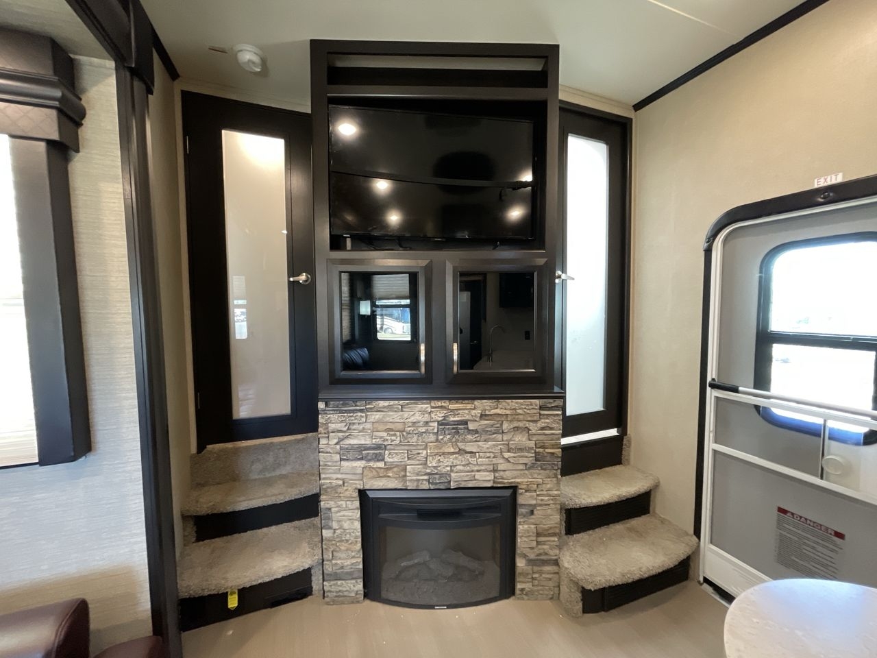 2017 DUTCHMEN VOLTAGE 3305