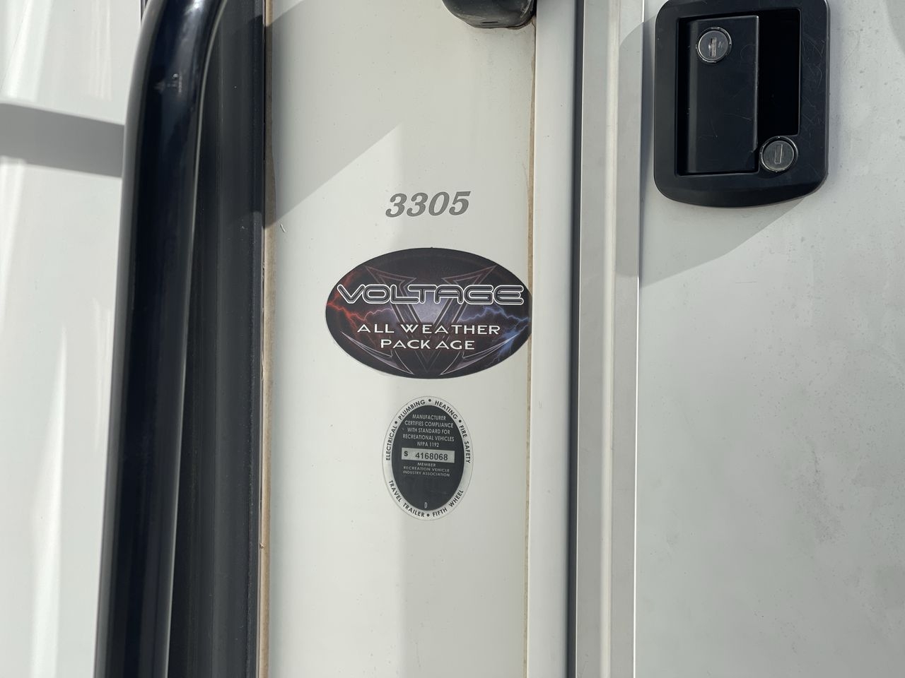 2017 DUTCHMEN VOLTAGE 3305