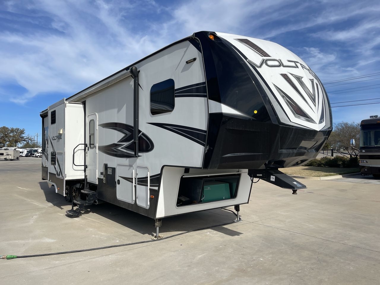 2017 DUTCHMEN VOLTAGE 3305