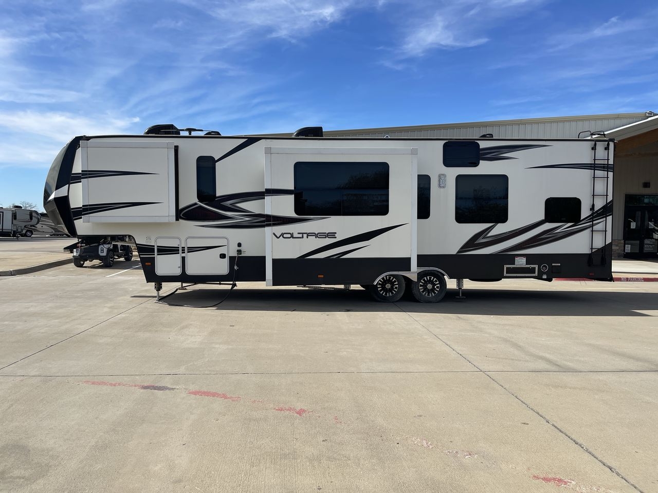 2017 DUTCHMEN VOLTAGE 3305