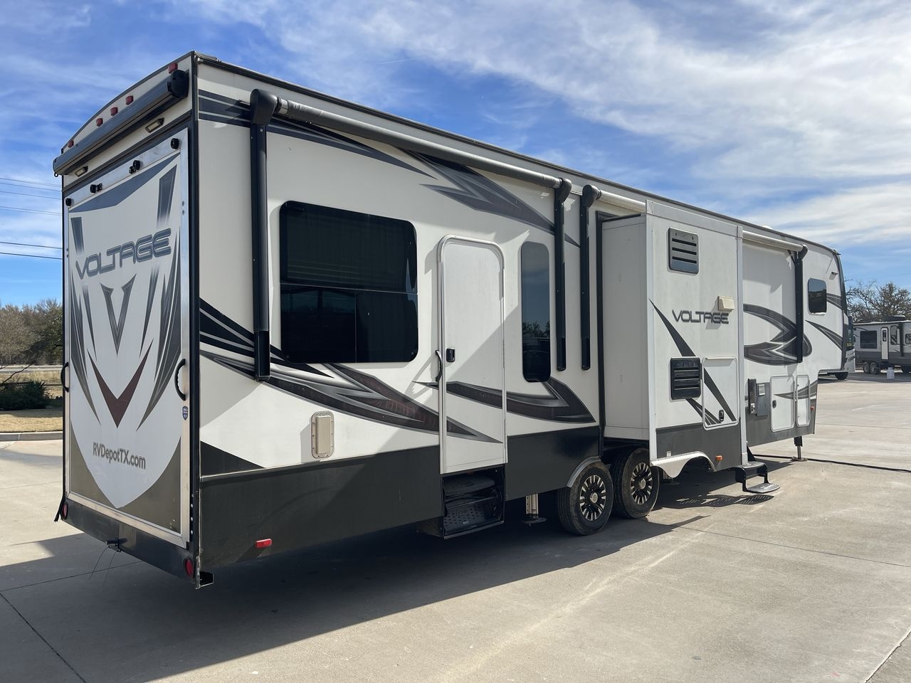 2017 DUTCHMEN VOLTAGE 3305