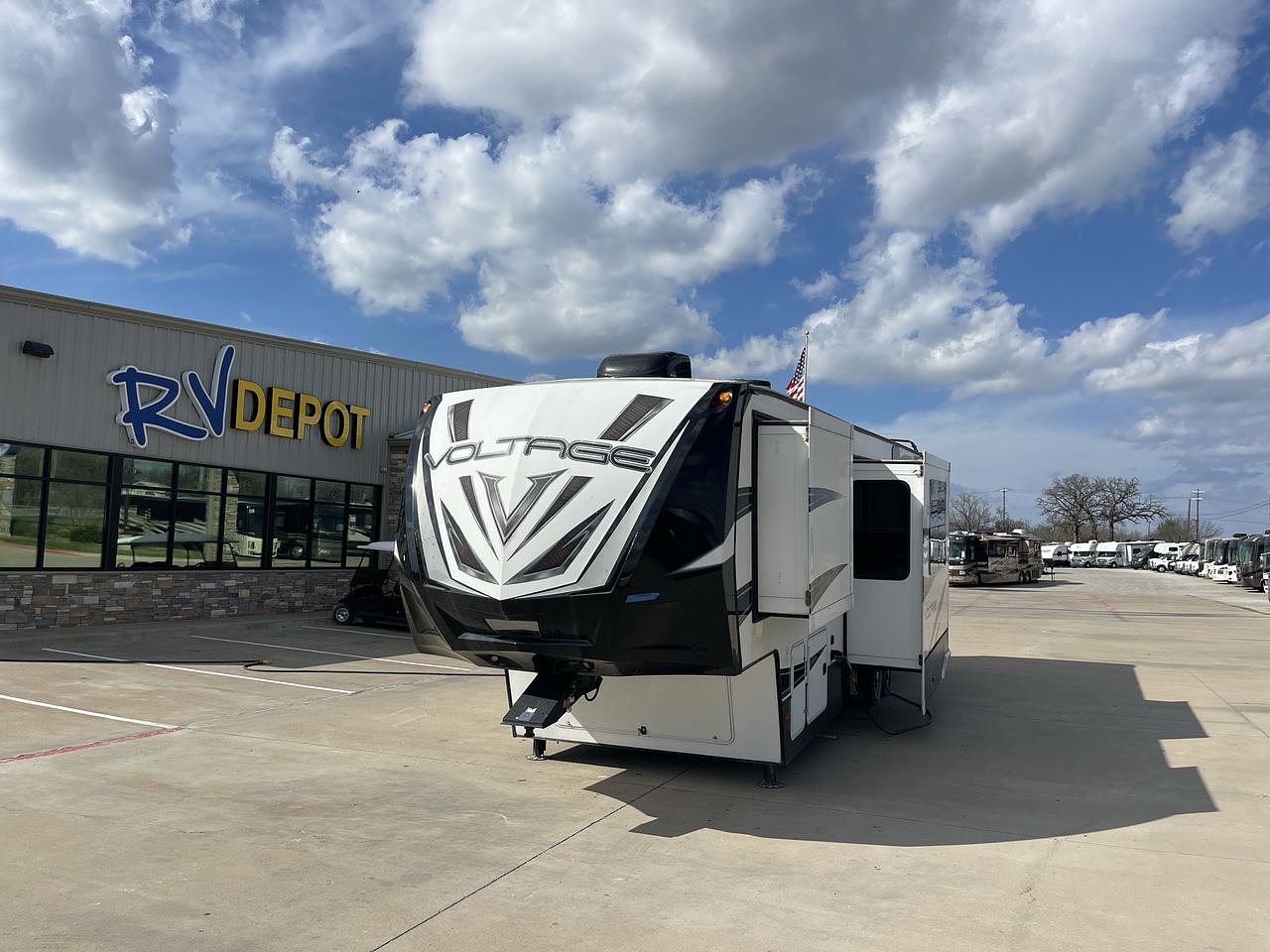 2017 DUTCHMEN VOLTAGE 3305