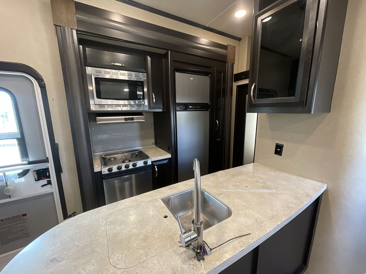 2017 DUTCHMEN VOLTAGE 3305