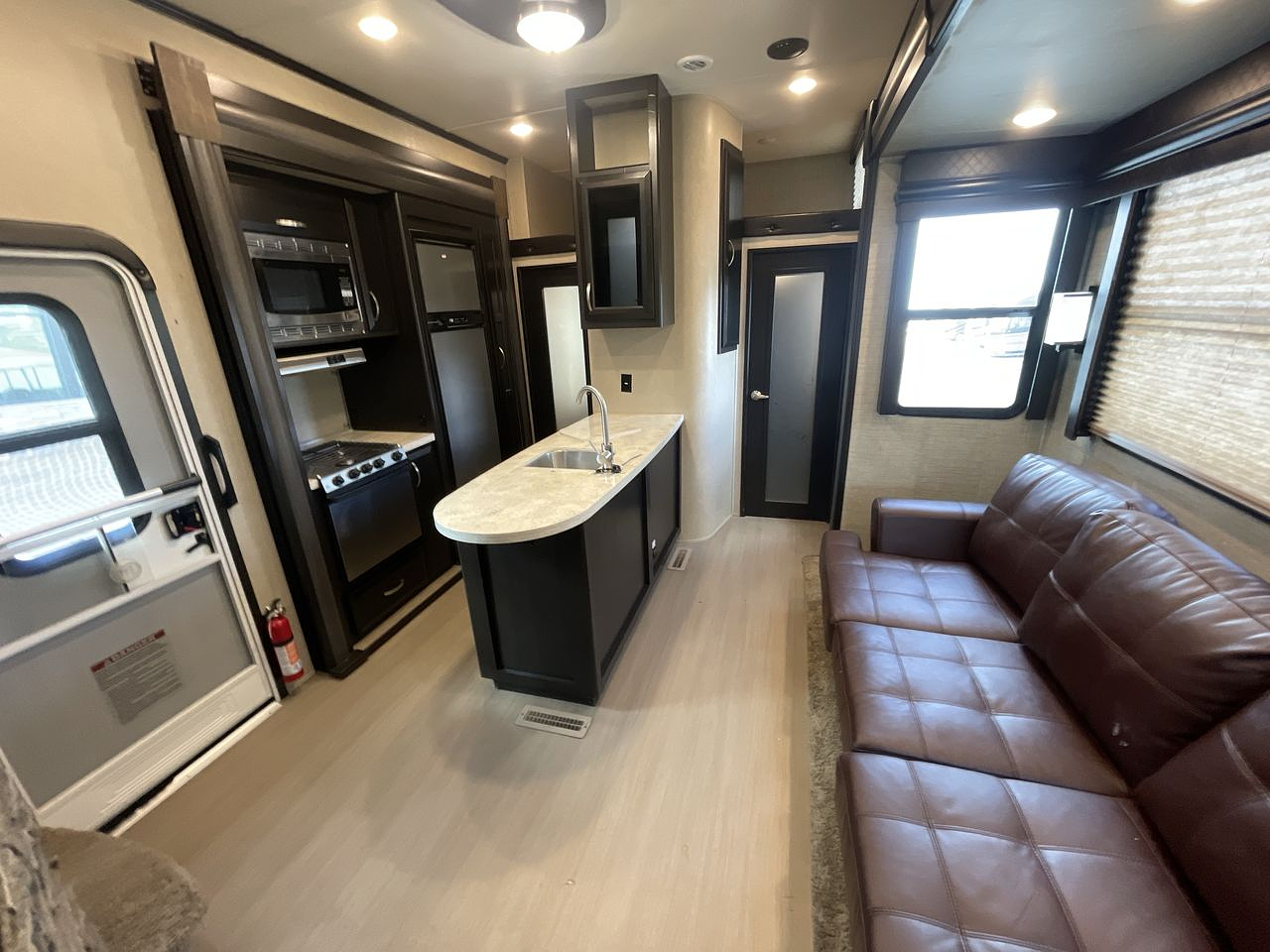 2017 DUTCHMEN VOLTAGE 3305