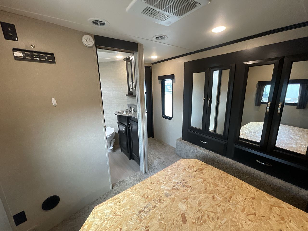 2017 DUTCHMEN VOLTAGE 3305