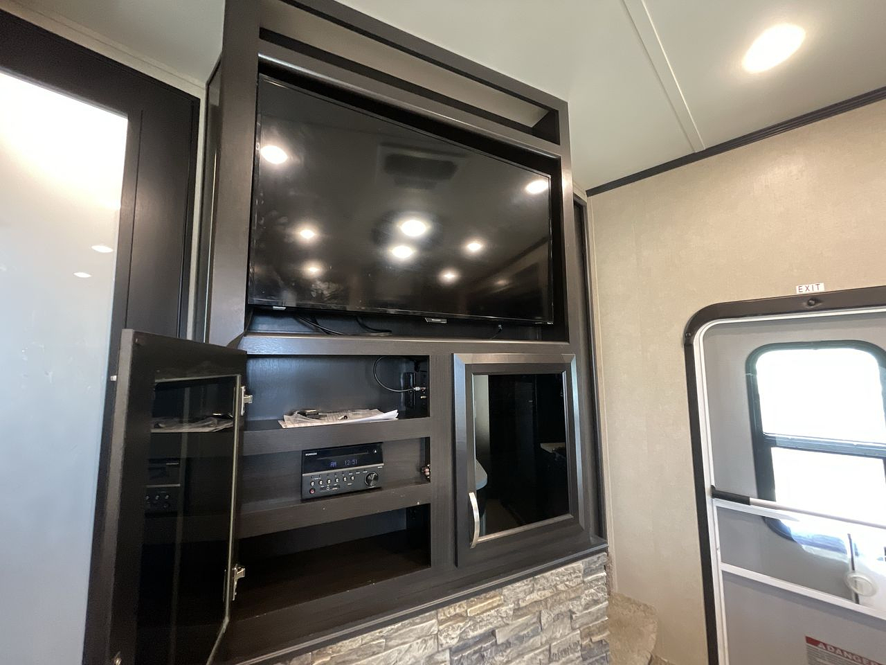 2017 DUTCHMEN VOLTAGE 3305